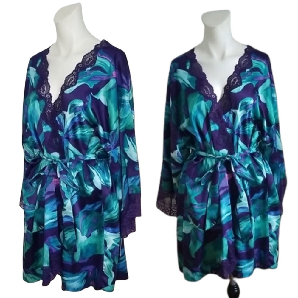 In Bloom by Jonquil Darby Floral Print Matte Satin Short Wrap Robe.